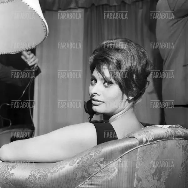 Sophia Loren in albergo, Prima del film La ciociara, Milano, 1960
