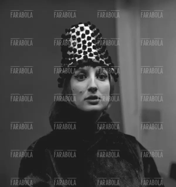 Mina con un cappellino in studio, 1960