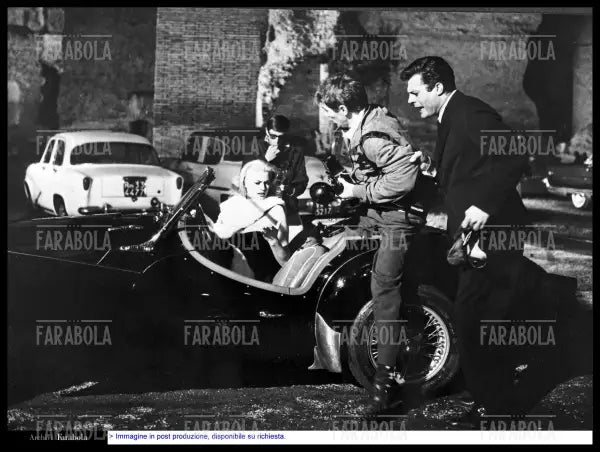 Anita Ekberg e Marcello Mastroianni in una scena del film La dolce vita, 1960