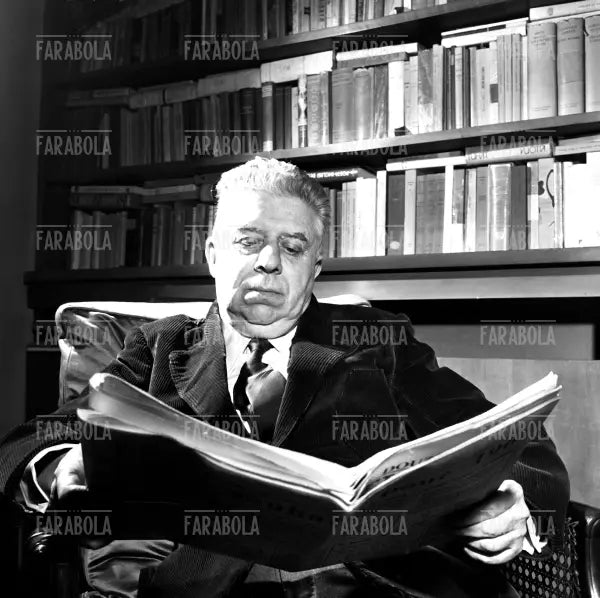 Eugenio Montale nel salotto di casa, Milano, 1961