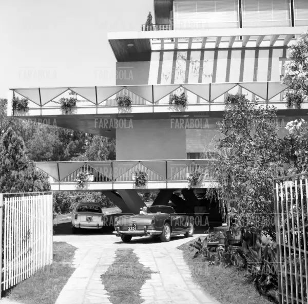 Mario Del Monaco sulla sua Ferrari nella villa all'EUR, Roma, 1961