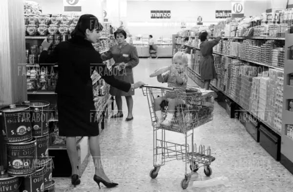 Ragazza al supermercato, Milano, 1961
