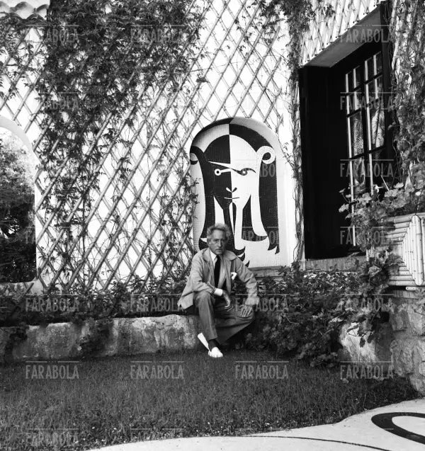 Jean Cocteau nel giardino della sua villa, Saint-Jean-Cap-Ferrat, 1961