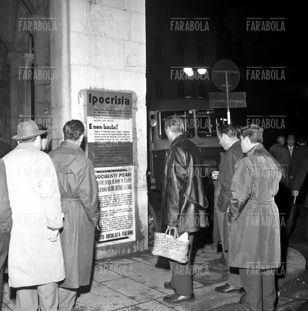 Manifesti sui muri sulla tragedia di Kindu, Milano, 1961