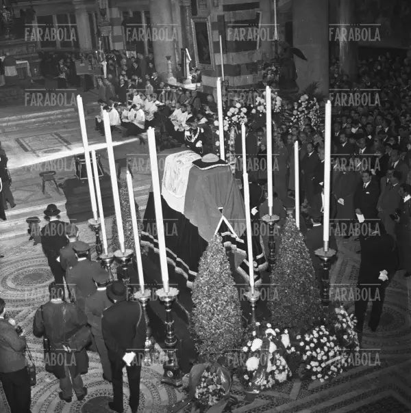 Messa funebre in Duomo per i tredici aviatori morti nella tragedia di Kindu, Milano, 1961