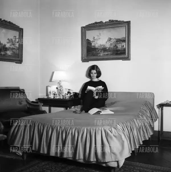 Sophia Loren legge Schiavo d'amore a casa, Parigi, 1962