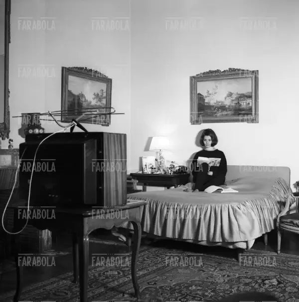 Sophia Loren legge Schiavo d'amore a casa, Parigi, 1962