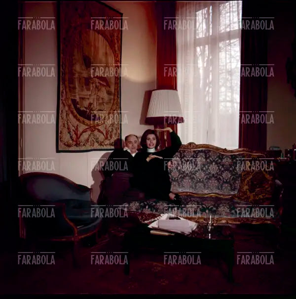 Sophia Loren e il marito Carlo Ponti a casa, Parigi, 1962