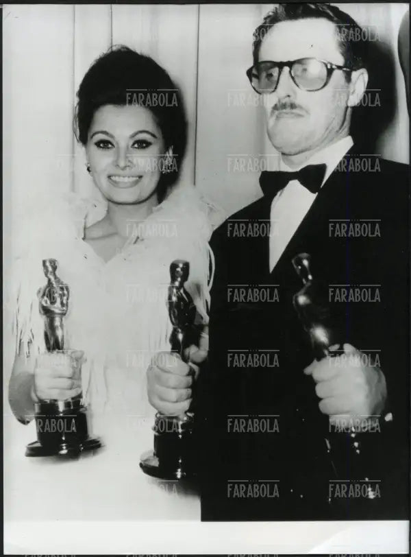 Sophia Loren e Pietro Germi con il Premio Oscar, Hollywood, 1962