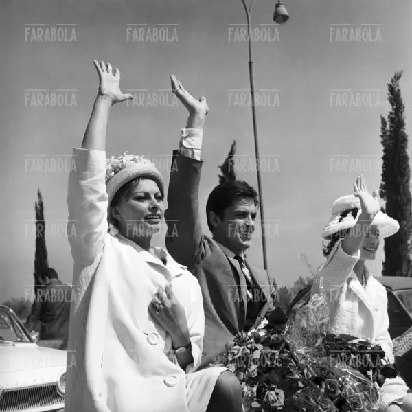 Sophia Loren, Alain Delon e Romy Schneider arrivano a Nizza, Festival di Cannes, 1962