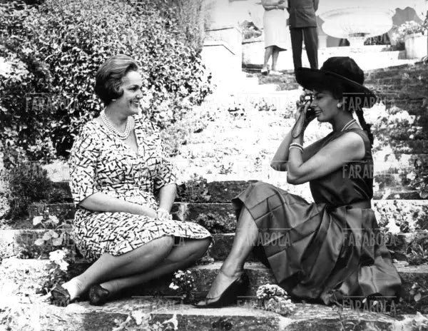 Sophia Loren fotografa la Begum Aga Khan nella sua villa, Cannes, 1962