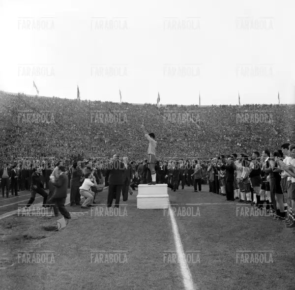 Mauro Ramos con la Coppa Rimet, finale Brasile-Cecoslovacchia, Santiago del Cile, 1962