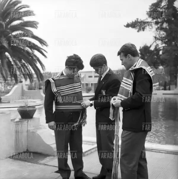 Omar Sivori, Gianni Rivera e José Altafini in abiti tradizionali, Mondiali di calcio del Cile, Santiago del Cile, 1962