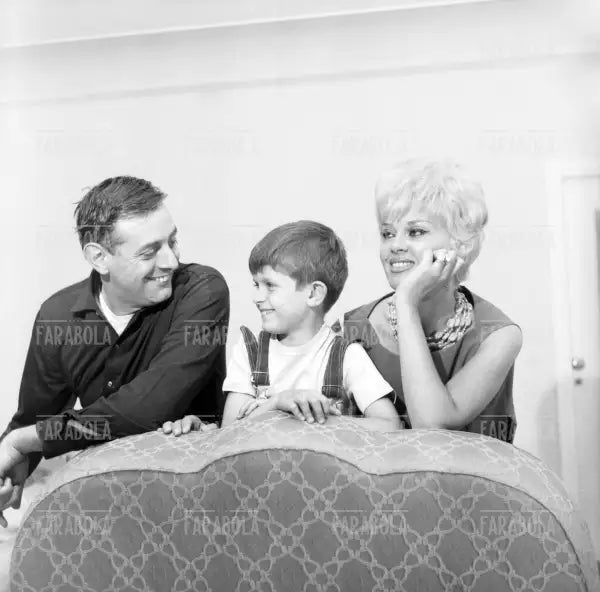 Dario Fo e Franca Rame a casa con il figlio Jacopo Fo, Milano, 1962