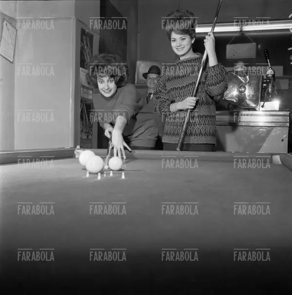 Mina e Gianna Erbetta giocano a biliardo, Milano, 1962