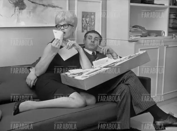 Dario Fo e Franca Rame con le lettere dei fan dopo il ritiro da Canzonissima, Milano, 1962