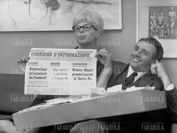 Dario Fo e Franca Rame con il giornale dopo il ritiro da Canzonissima, Milano, 1962
