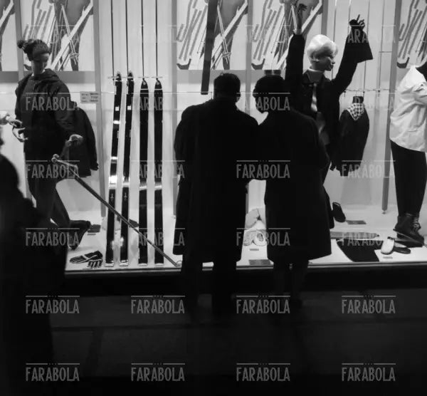 Vetrina della Rinascente con articoli da sci, Milano, 1962
