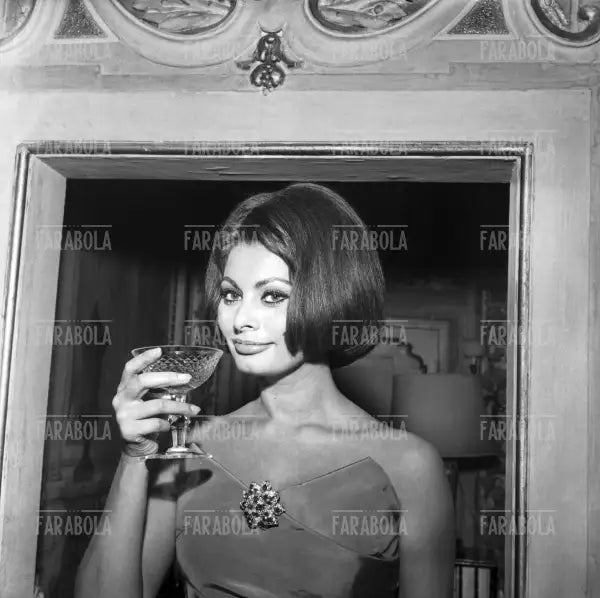 Sophia Loren brinda al nuovo anno con i giornalisti, Roma, 1962