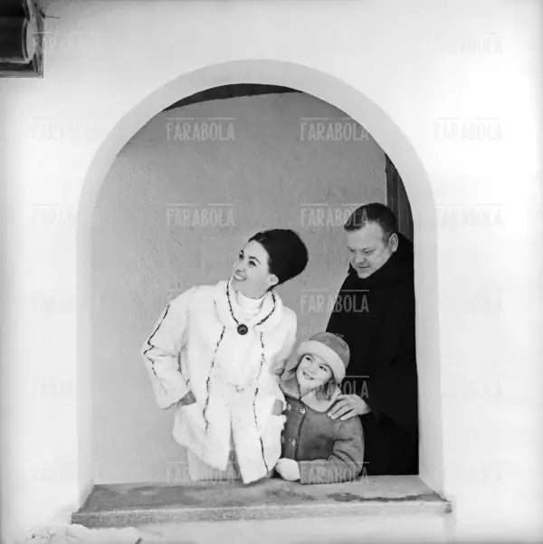 Orson Welles con la moglie Paola Mori e la figlia Beatrice, Klosters, 1962