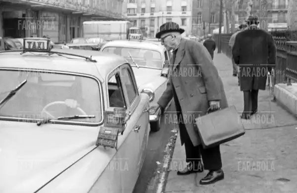 Le Corbusier con un taxi, Parigi, 1963