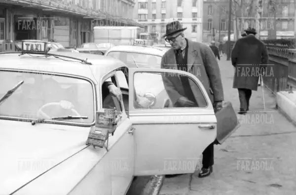 Le Corbusier con un taxi, Parigi, 1963