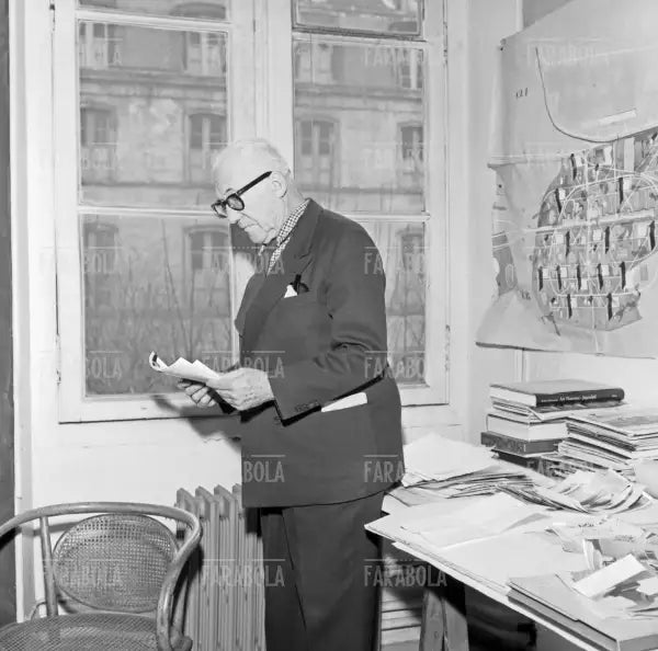 Le Corbusier legge una piantina, Parigi, 1963