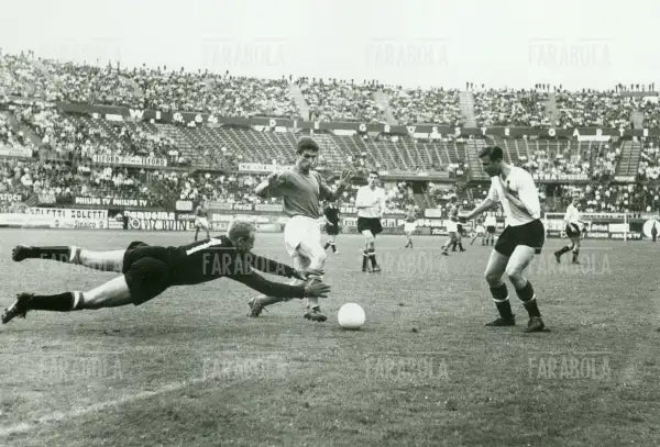 Il portiere Fraydl anticipa Gianni Rivera, Austria-Italia, Vienna, 1963