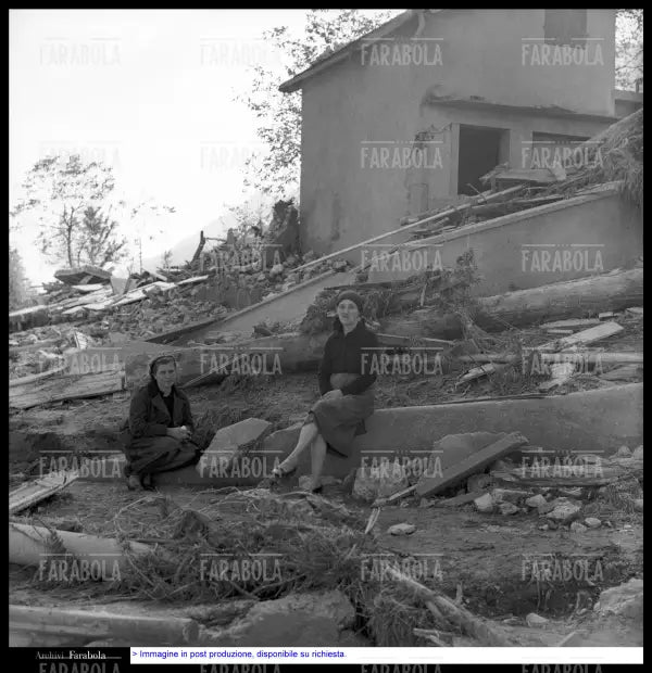 Disastro del Vajont, donne tra le macerie, 1963