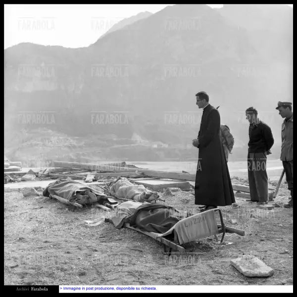 Disastro del Vajont, preghiera accanto ai morti, 1963