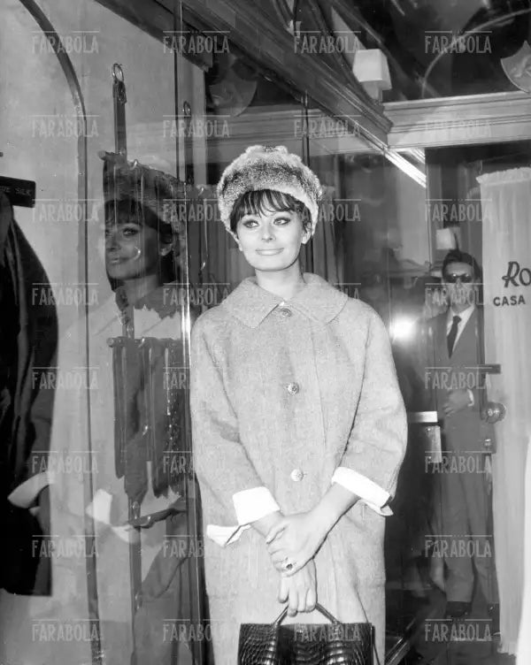 Sophia Loren entra in un negozio di via Condotti, Roma, 1963