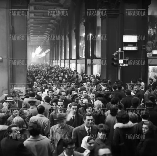 Folla sotto i portici di Corso Vittorio Emanuele a Natale, Milano, 1963