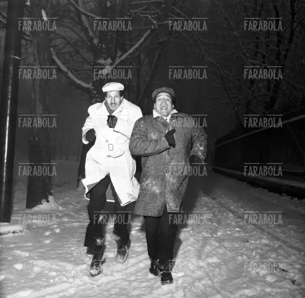 Franco Franchi e Ciccio Ingrassia nella neve al parco, Milano, 1963