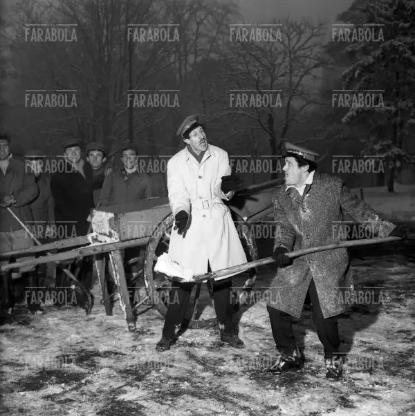Franco Franchi e Ciccio Ingrassia con un gruppo di spalatori al parco, Milano, 1963