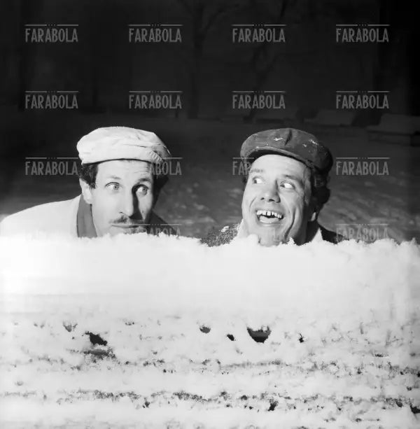Franco Franchi e Ciccio Ingrassia nella neve al parco, Milano, 1963