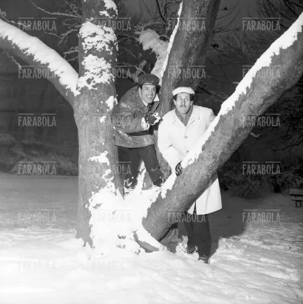 Franco Franchi e Ciccio Ingrassia nella neve al parco, Milano, 1963