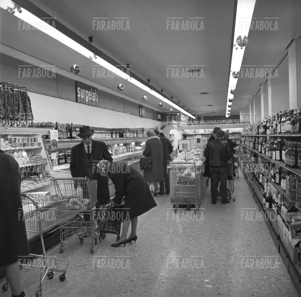 Supermercato alla vigilia di Natale, Milano, 1963