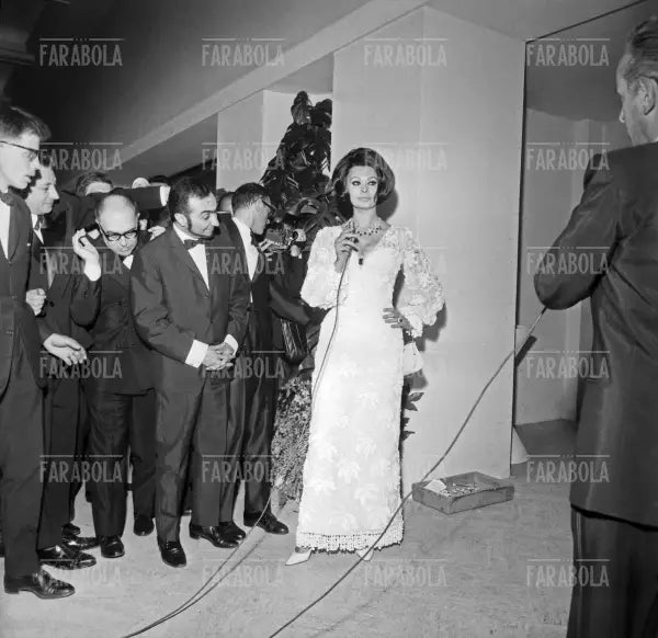 Sophia Loren e il marito Carlo Ponti tra la folla, Prima del film La caduta dell'impero romano, Festival di Cannes, 1964