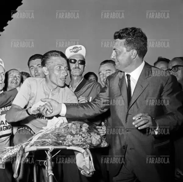 Vincenzo Torriani si complimenta con Jacques Anquetil, Velodromo Vigorelli, Milano, 1964