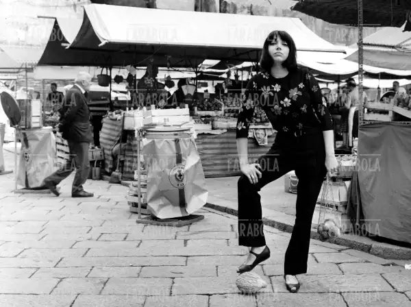Mariangela Melato al mercato, Milano, 1965