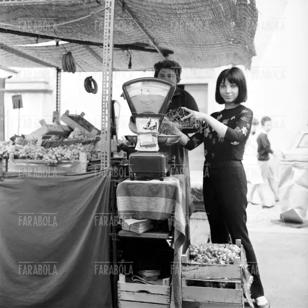 Mariangela Melato al mercato, Milano, 1965