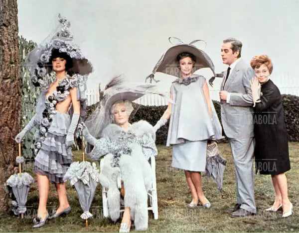 Sylva Koscina, Caterina Borato, Luisa Della Noce, Mario Pisu e Giulietta Masina in una scena del film Giulietta degli Spiriti, 1965