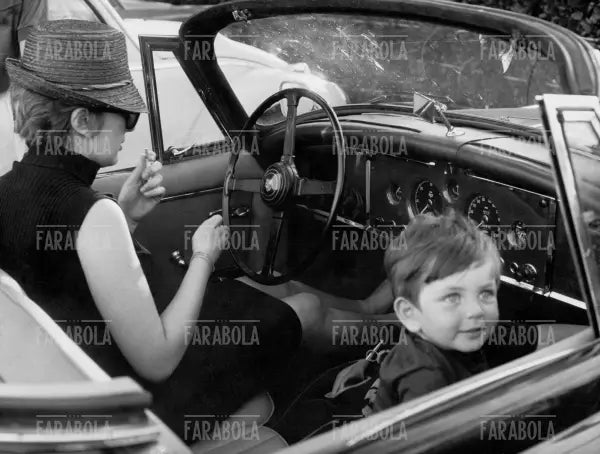 Mina con il figlio Massimiliano, Viareggio, 1965