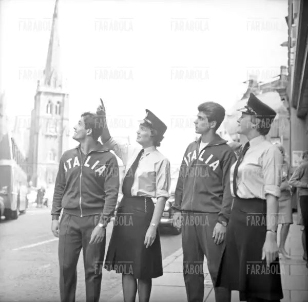 Francesco Rizzo e Gianni Rivera con due poliziotte, Mondiali di calcio in Inghilterra, Durham, 1966