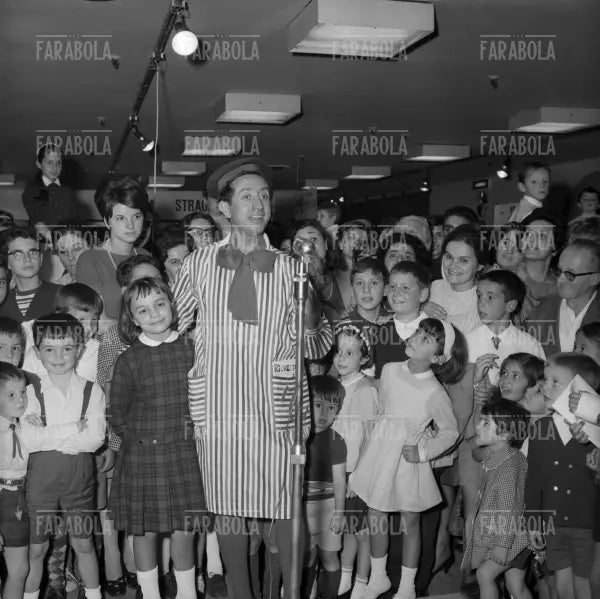 Peppino Mazzullo intrattiene i bambini alla Rinascente, Milano, 1966