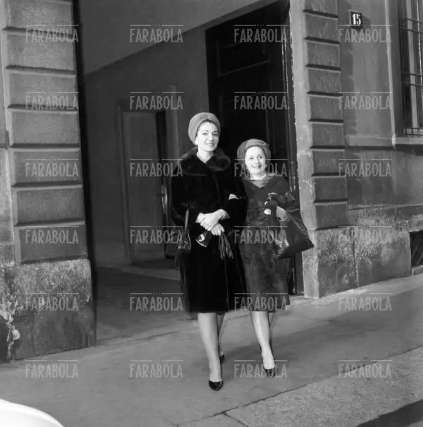 Maria Callas e Biki nell'atelier di via Sant'Andrea, Milano, 1966