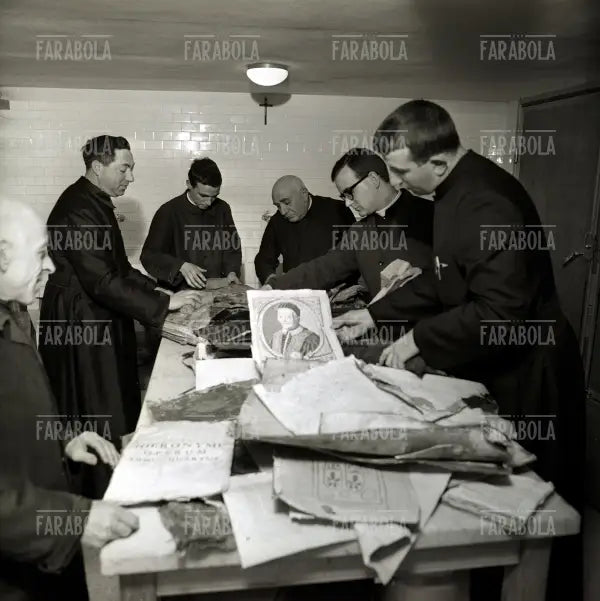 Padri benedettini restaurano i libri dell'alluvione di Firenze, Badia di Santa Maria del Monte, Cesena, 1966