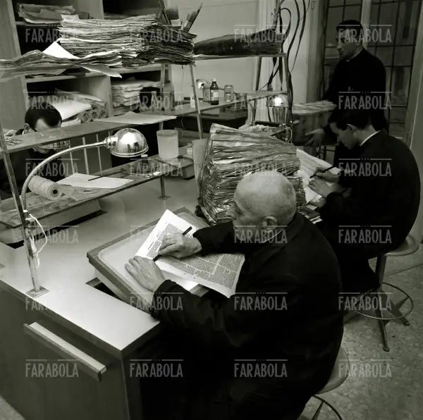 Padri benedettini restaurano i libri dell'alluvione di Firenze, Badia di Santa Maria del Monte, Cesena, 1966