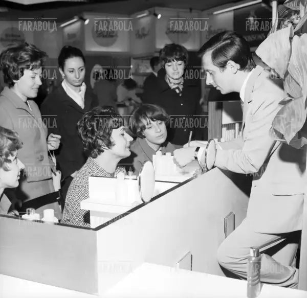 Pablo Manzoni, dimostrazione Elizabeth Arden alla Rinascente, Milano, 1968