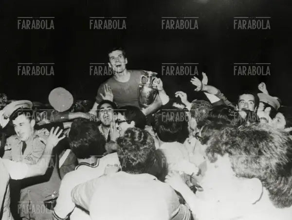 Giacinto Facchetti con la Coppa d'Europa, 1968